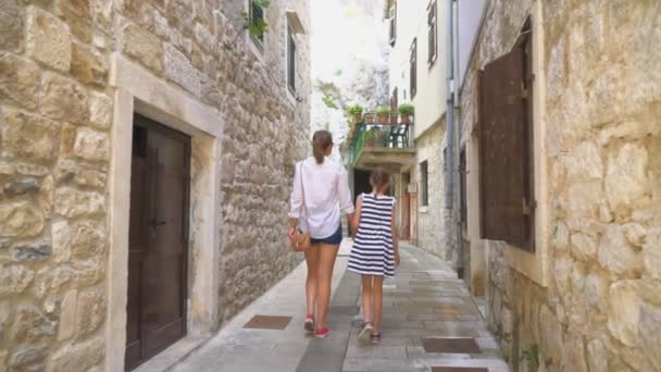 Anne Ile Kızı Eski Şehirde Yürüyüş — Stok video