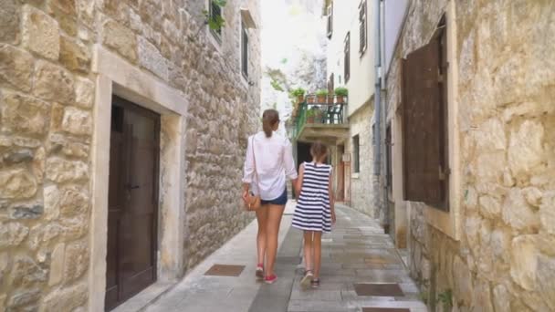 Madre Con Hija Caminando Por Casco Antiguo — Vídeos de Stock