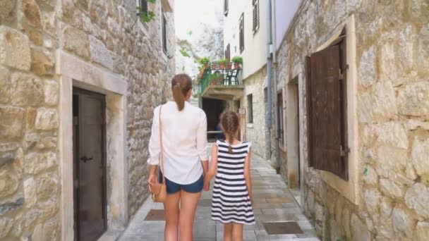 Μητέρα Την Κόρη Της Περπάτημα Στην Παλιά Πόλη — Αρχείο Βίντεο