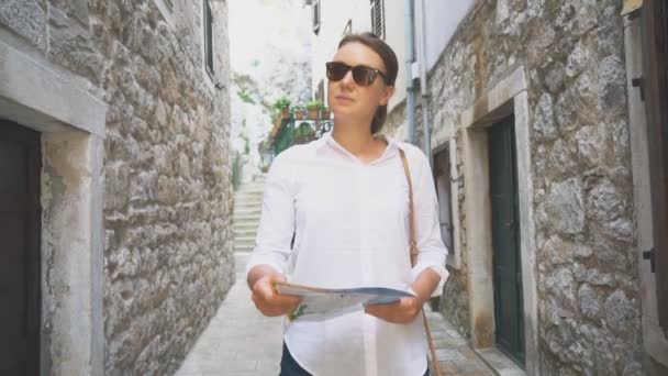 Mujer Rubia Joven Con Mapa Calle — Vídeos de Stock