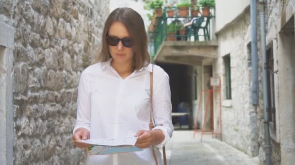 Young Blonde Woman Map Street — Stock Video