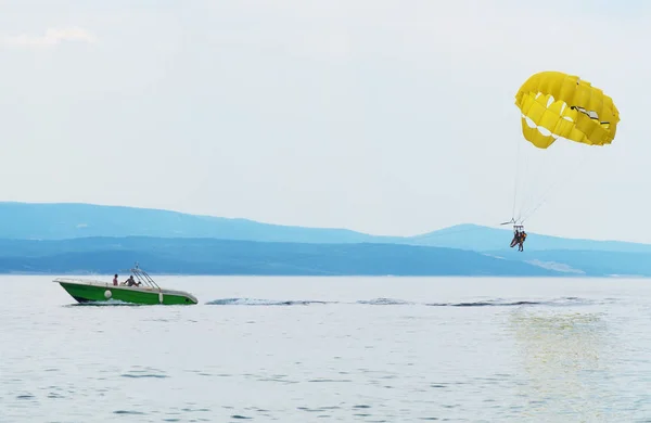 Grupo Personas Está Parasailing Mar — Foto de Stock