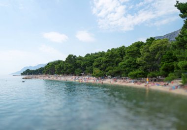 Akdeniz kişilerle güzel Plajı.