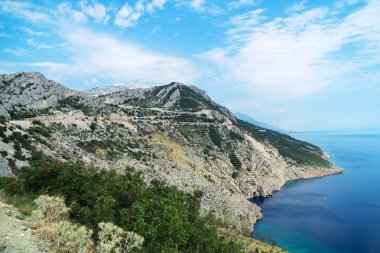 Dağlar ve deniz. Akdeniz kıyısında.