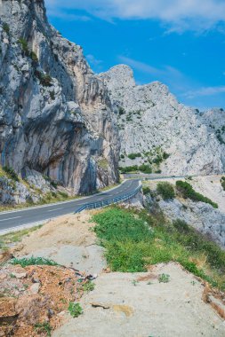 Dağlarda yol ile pitoresk manzara.