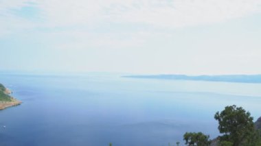 Dağlar ve deniz. Akdeniz kıyısında.