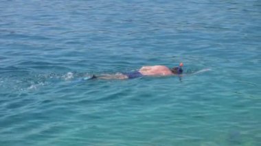 Yumuşak silikon dalış maske ile yüzme adam.