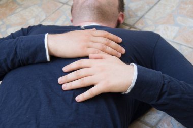 Adam kalp krizi ile yere yatıyor.