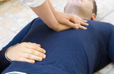 Kadının birine Kardiyopulmoner resüsitasyon yapması.