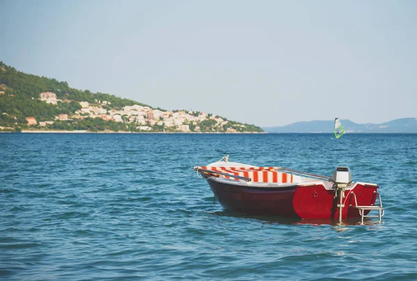 Одинокая Красная Лодка Пришвартованная Открытом Море — стоковое фото