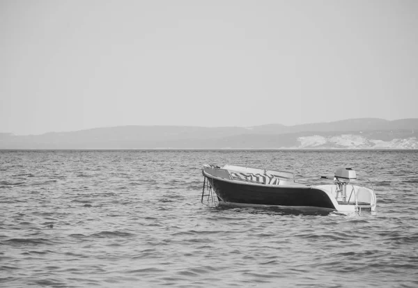 Barco Solitario Amarrado Mar Abierto Foto Blanco Negro — Foto de Stock