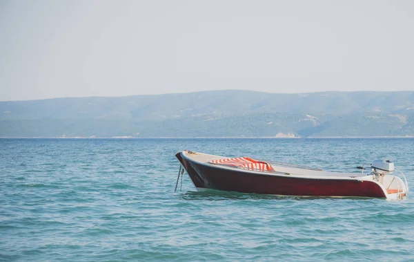 Одинокая Красная Лодка Пришвартованная Открытом Море — стоковое фото