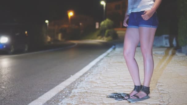 Prostituierte Wartet Nachts Auf Den Freier — Stockvideo