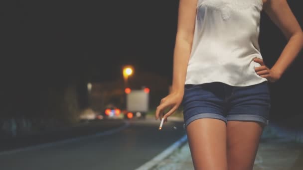 Проститутка Сигаретой Ждет Клиента Ночной Улице — стоковое видео