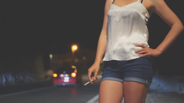 Prostituta Con Cigarrillo Esperando Cliente Calle Nocturna — Vídeo de stock