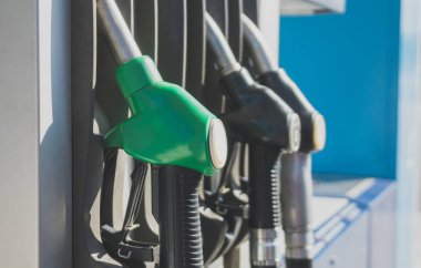 Üç yakıt ikmal püskürtme uçlarına benzin istasyonu.