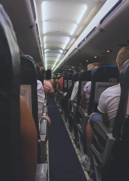 Внутри Самолета Пассажирами — стоковое фото
