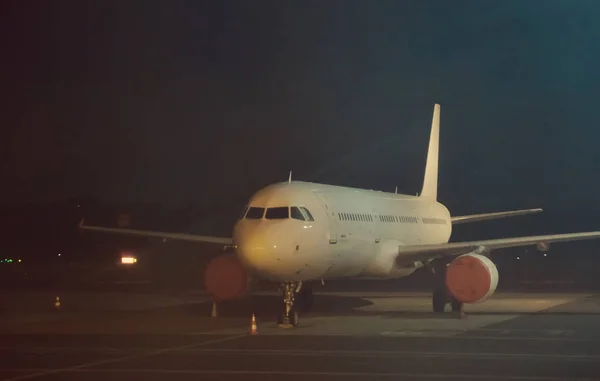 Pesawat Penumpang Komersial Bandara Malam — Stok Foto