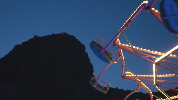 Crousel Spinnen Het Pretpark Bij Nacht — Stockvideo