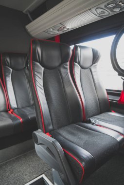 Modern bir minibüs kabinde koltuk.