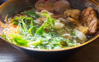 Asya restoran Vietnamca klasik şehriye çorbası.