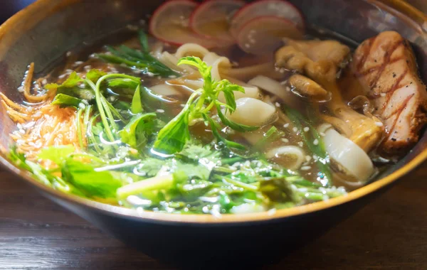 Asya restoran Vietnamca klasik şehriye çorbası.