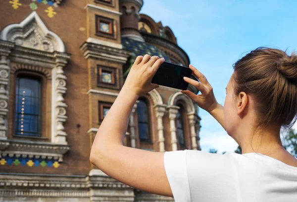 Mujer Tomando Fotos Iglesia Del Salvador Sangre Con Smartphone —  Fotos de Stock