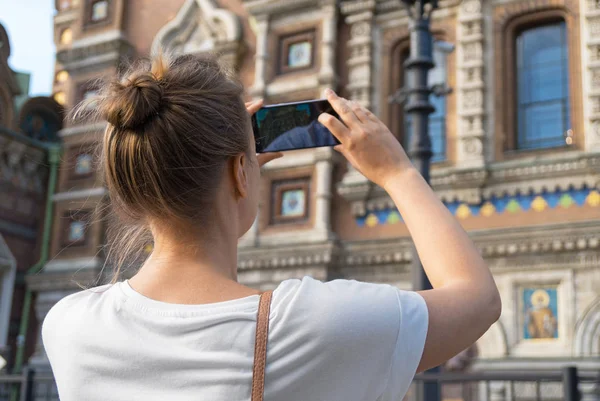 Mujer Tomando Fotos Iglesia Del Salvador Sangre Con Smartphone —  Fotos de Stock