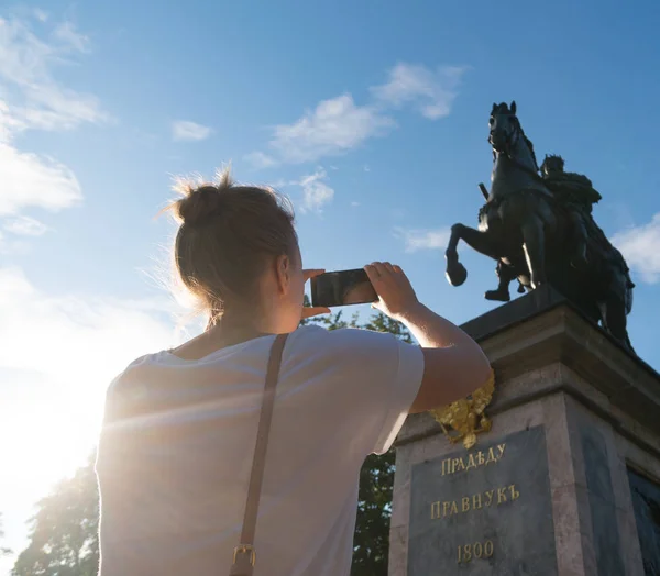 Kvinna Fotografier Monument För Att Peter Först Sankt Petersburg — Stockfoto