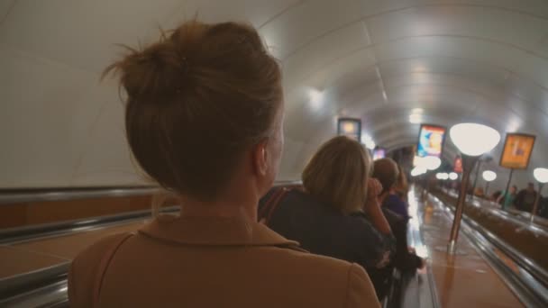 Vrouw Met Behulp Van Een Roltrap Metro — Stockvideo