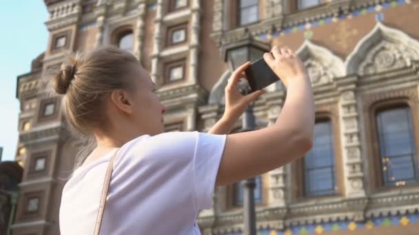 Kvinnan Tar Bilder Kyrkan Frälsaren Blod Med Smartphone — Stockvideo