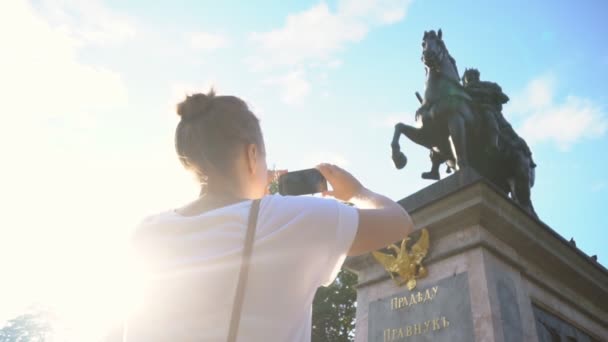 Mujer Fotografía Monumento Pedro Primero San Petersburgo — Vídeos de Stock