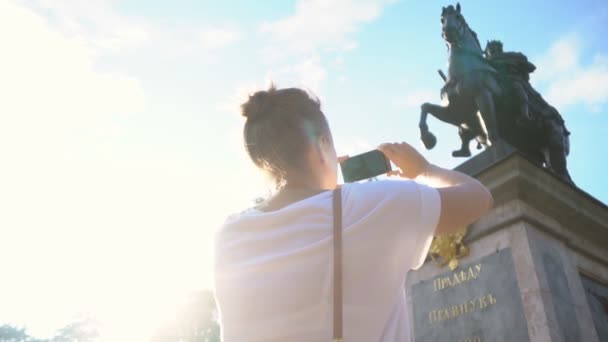 Kvinna Fotografier Monument För Att Peter Först Sankt Petersburg — Stockvideo