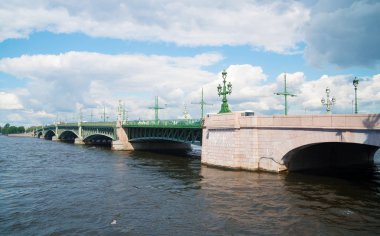 Troitsky asma köprü bridge St Petersburg Neva Nehri geçip.