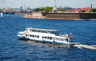 Nehirler ve kanallar St. Petersburg boyunca su geziler