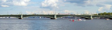 Troitsky asma köprü bridge St Petersburg Neva Nehri geçip.