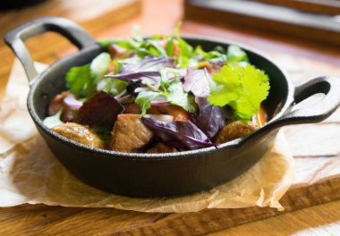 Ojaxuri. Kızarmış et patates ve sebze ile.