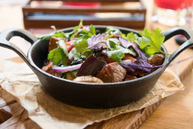 Ojaxuri. Kızarmış et patates ve sebze ile.