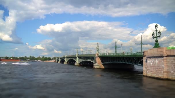 Troitsky 吊桥横跨在圣彼得堡的一条河 — 图库视频影像