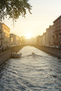 St. Petersburg yaz aylarında Griboedov Kanal.