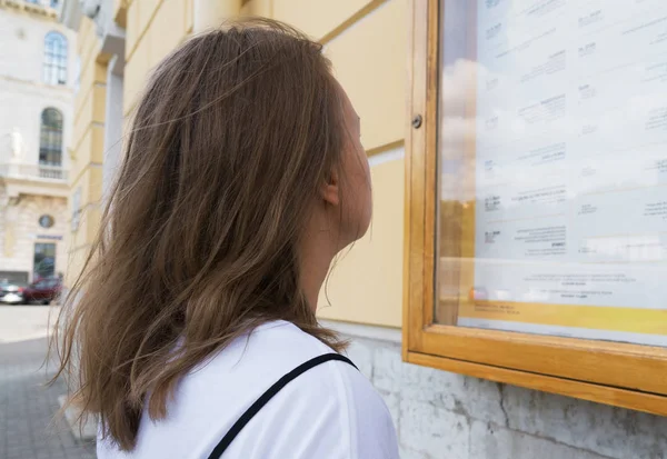 Frau Wählt Auftritt Auf Theaterplakat — Stockfoto