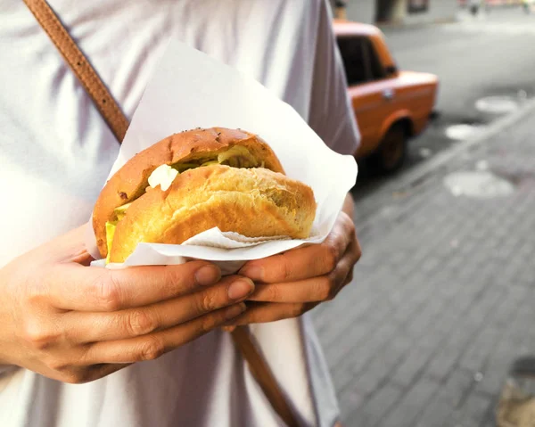 Kezében Tartja Hamburger Utcai Élelmiszer — Stock Fotó