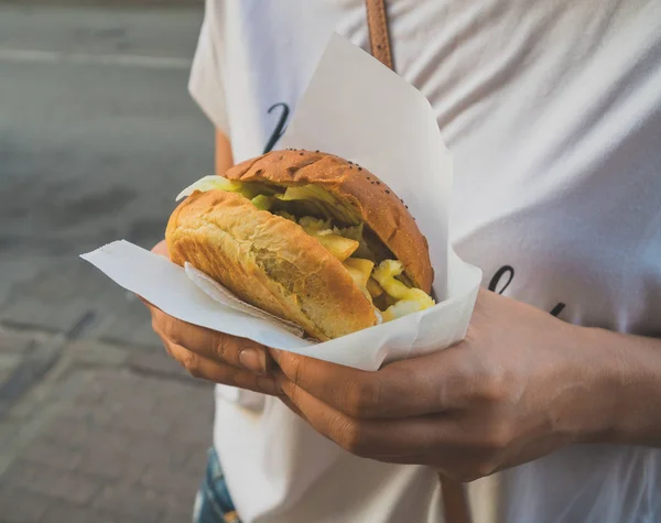 Женские Руки Держащие Гамбургер Уличная Еда — стоковое фото
