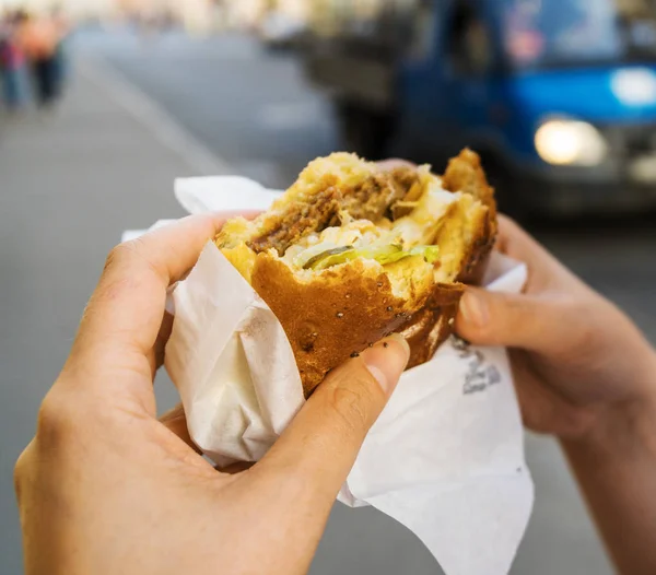 Mulher Comendo Hambúrguer Rua — Fotografia de Stock