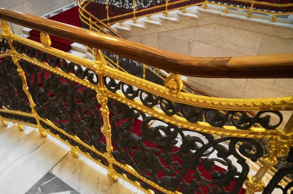 Σκάλα Και Κόκκινο Χαλί Στο Παλάτι — Φωτογραφία Αρχείου