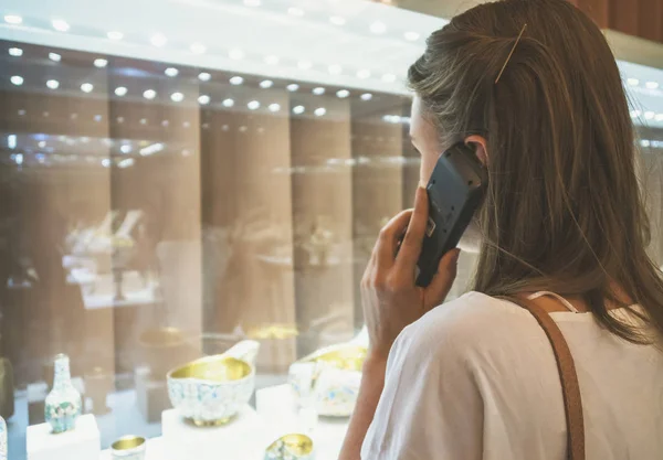 Mujer Museo Con Dispositivo Audio Guía Portátil — Foto de Stock