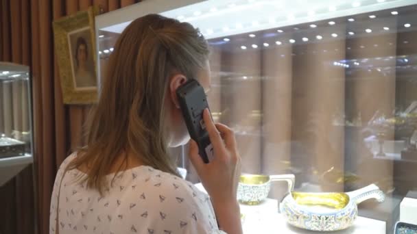 Vrouw Museum Met Handheld Audio Gids Apparaat — Stockvideo