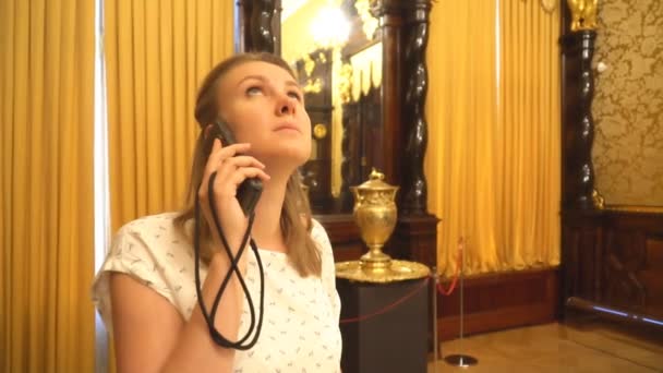 Vrouw Museum Met Handheld Audio Gids Apparaat — Stockvideo