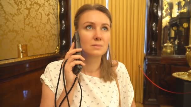 Vrouw Museum Met Handheld Audio Gids Apparaat — Stockvideo