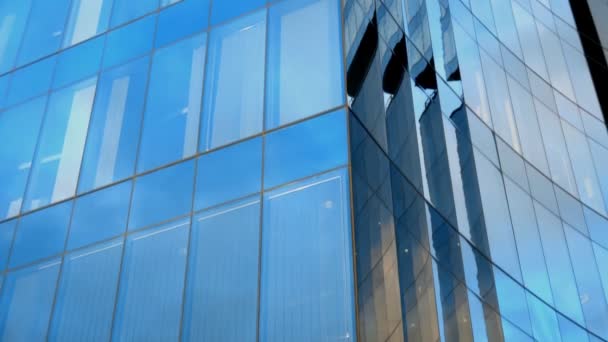Modernes rundes Bürogebäude mit Fenstern.